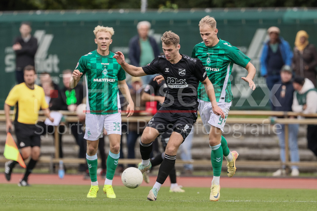 Fussball, Regionalliga Nord, SV Werder Bremen II - SV Todesfelde | v.li: Mats Klüver (SV Todesfelde, 10) und Jannic Ehlers (SV Werder Bremen II, 9) im Zweikampf, Duell, Dynamik, Aktion, Action, Spielszene