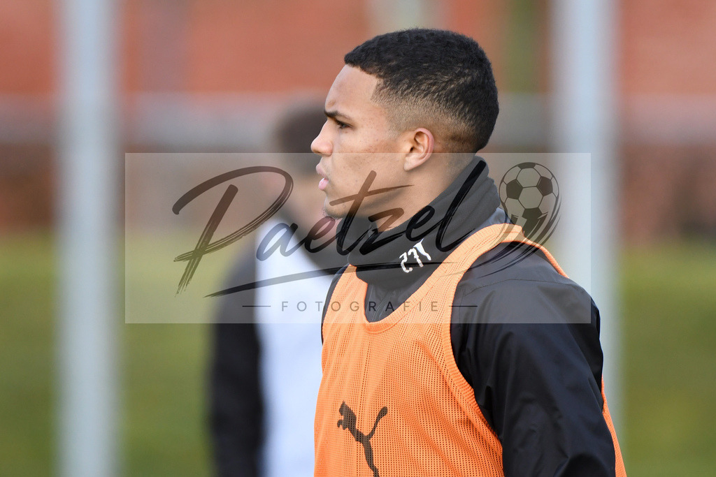 20200225_TRAOSN_0025 | Fussball, Herren: Felix Agu (VfL Osnabrueck) schaut waehrend der Trainingseinheit des VfL Osnabrueck im Sportpark Illoshoehe am 25.02.2020 in Osnabrueck, Deutschland. - Realisiert mit Pictrs.com