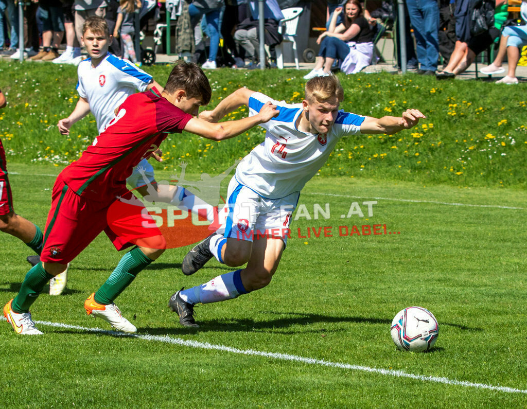 Portugal  U15 -Czech Republic U15 | EDGAR MOTA (Portugal #2) ONDREJ PENXA (Czech Republic #14) LUKAS HRBACEK (Czech Republic #5) ; Portugal  U15 -Czech Republic U15 am 29.04.2022 in Arnoldstein
(Sportplatz), AUSTRIA, (Photo by Ernst Krawagner sport-fan.at) - Realisiert mit Pictrs.com