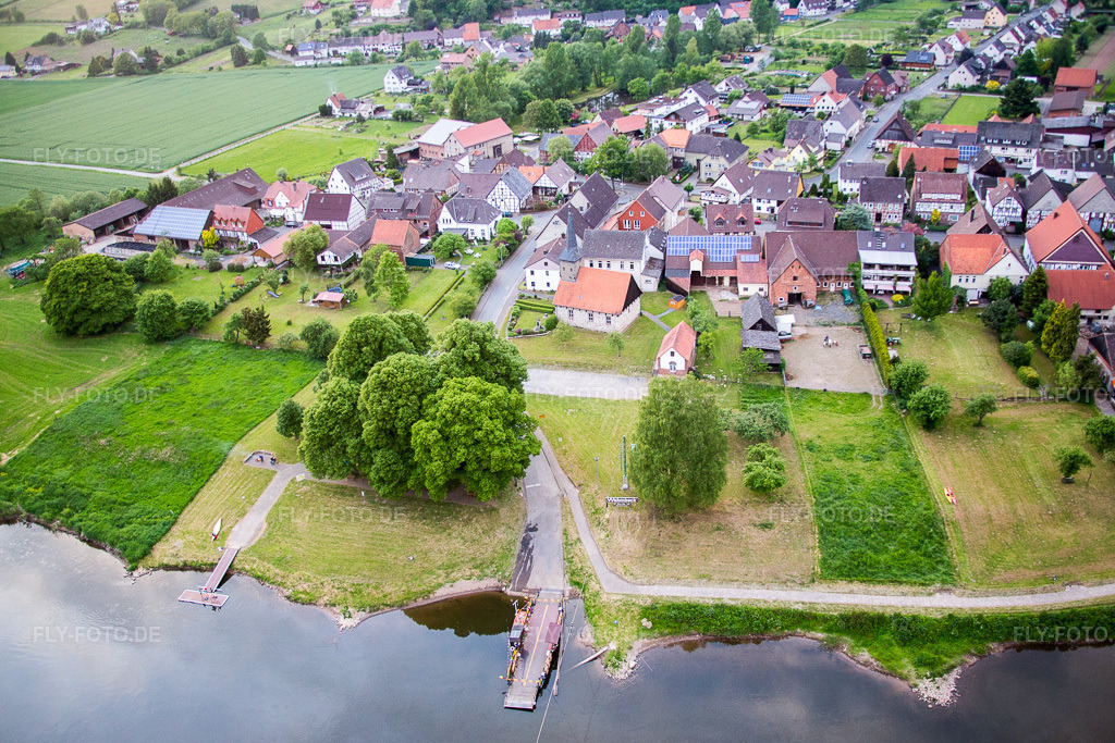 Luftbild: Fähr- Schiff der Weserfähre Wahmbeck in Wahmbeck im Ortsteil Wahmbeck in Bodenfelde im Bundesland Niedersachsen in Deutschland. Foto: IMG_079563.jpg vom 24.05.2015 durch Werner Riehm/FLY-FOTO.de
