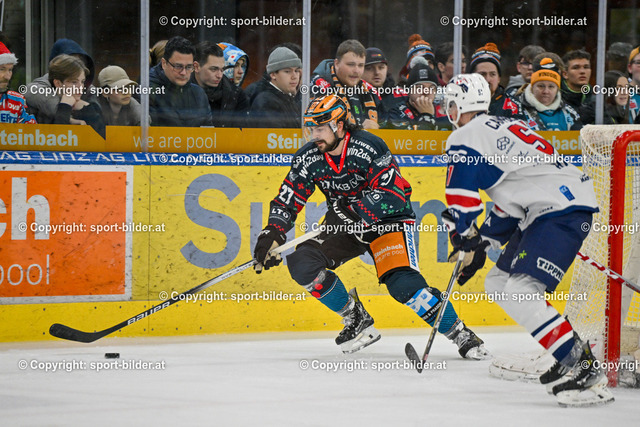 AUT, ICE, Black Wings Linz (AUT) vs Fehervar AV 19 (HUN) | 22.12.2023, Eishalle Linz, AUT, ICE Eishockey Liga, Black Wings Linz (AUT) vs Fehervar AV 19 (HUN), im Bild Shawn St-Amant (BWL) vs Timothy Cambell (Fehervar)


// ICE win2day Hockey League Match between Black Wings Linz (AUT) vs Fehervar AV 19 (HUN) in Linz, Austria on 2023/12/22