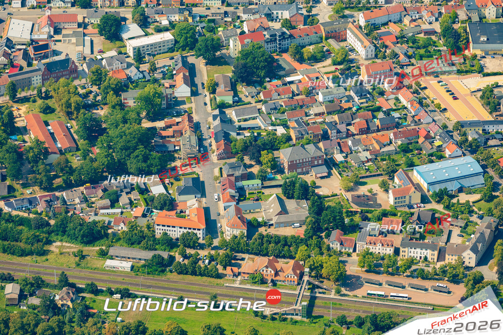 Stadt Osterburg von Oben- Die Luftaufnahme wurde 2025 vom UL-Flugzeug heraus erstellt ( keine Drohnenaufnahme ) - Hochauflösende Luftaufnahme - für Wandbilder und großformatige Ausdrucke geeignet. Das besondere Geschenk!Hier alle&nbsp;Infos zur Lizenzierung der LuftaufnahmeWir fliegen auch dieses Jahr wieder in Ihre Region um Luftbilder zu erstellen.- Luftbild anfragen