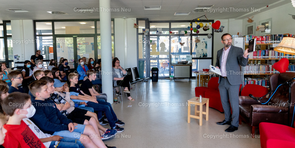 DSC_4160 | Abschluss des 24-stündigen Lesemarathons am Goethe-Gymnasium in der Schulbibliothek,,hier der stellvertretewnde Schulleiter Christian Peter beim Lesen,  Bild: Thomas Neu