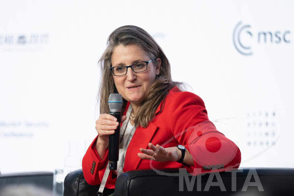 _DWA3307 | Die MSC Security and Literature Series der Münchner Sicherheitskonferenz wird von der ZEIT mitveranstaltet und vom Literaturhaus München unterstützt. Am Donnerstag, 12. Februar (19-20 Uhr), spricht Autor Serhiy Zhadan aus Charkiw mit Chrystia Freeland, Sonderbeauftragte für den Wiederaufbau der Ukraine und ehemalige stellvertretende Premierministerin Kanadas, über die Zukunft der Ukraine - Realisiert mit Pictrs.com