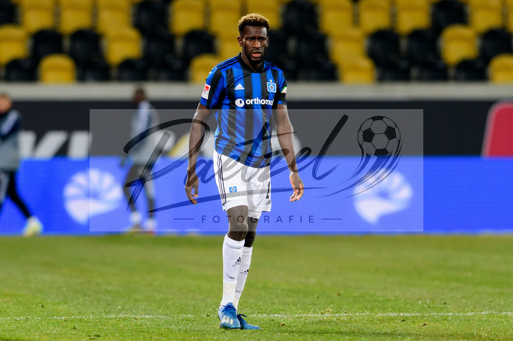 SGDHSV20220114_052 | Fussball, Herren: Bakery Jatta (Hamburger SV) schaut bei dem Spiel der 2. Bundesliga zwischen SG Dynamo Dresden und Hamburger SV im Rudolf-Harbig-Stadion am 14.01.2022 in Dresden, Deutschland.DFB / DFL REGULATIONS PROHIBIT ANY USE OF PHOTOGRAPHS AS IMAGE SEQUENCES AND/OR QUASI-VIDEO. - Realisiert mit Pictrs.com
