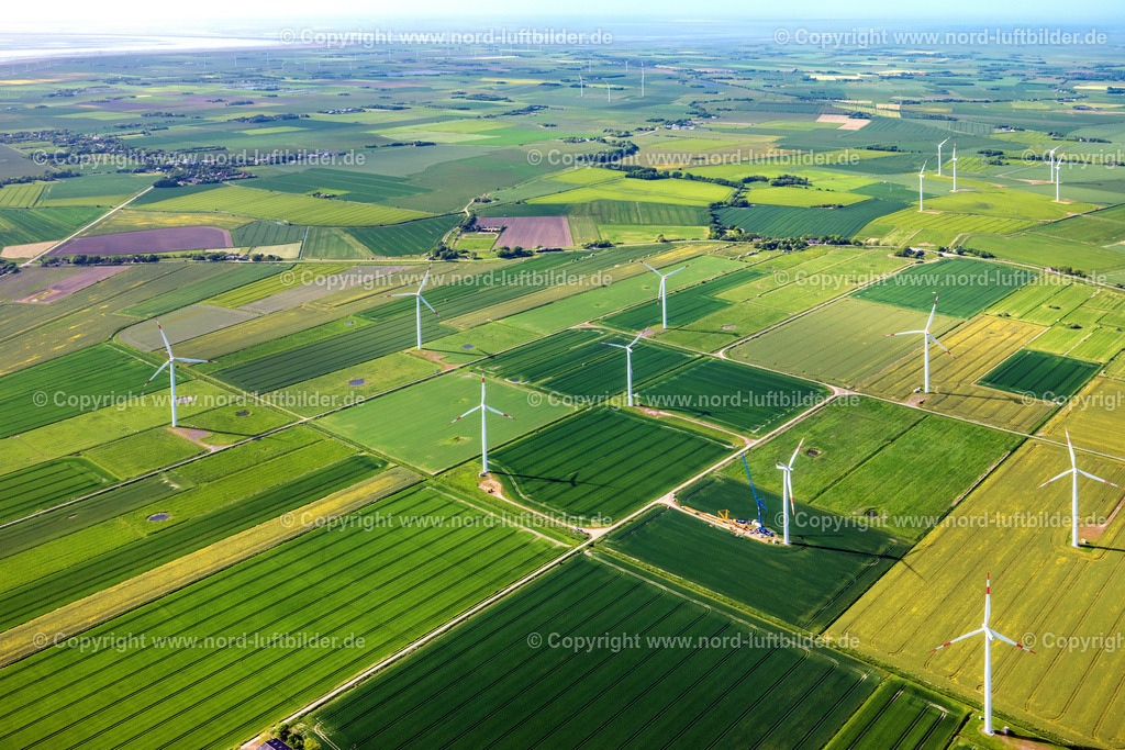 Gotteskoog Deich_Windpark_ELS_9988300523 | GALMSBüLL 30.05.2023 Windräder einer Windkraftwerks- Anlage " Gotteskoogdeich " auf landwirtschaftlichen Nutzflächen und Feldern am Rande des Siedlungsgebiet des Dorfes in Galmsbüll Nordfriesland im Bundesland Schleswig-Holstein, Deutschland. // Wind turbines of a wind power plant " Gotteskoogdeich " on agricultural land and fields on the edge of the settlement area of the village in Galmsbuell North Friesland in the state Schleswig-Holstein, Germany. Foto: Martin Elsen