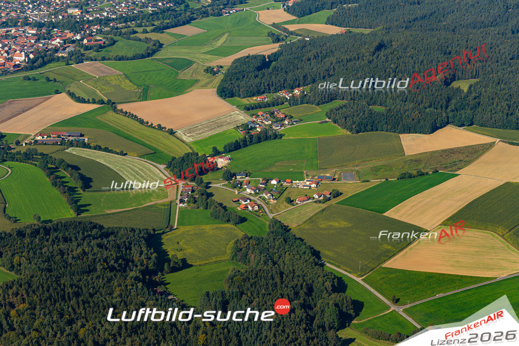 Die Luftaufnahme Grasfilzing - Arnschwang wurde 2021 mittels Flugzeug (keine Drohne) erstellt. Hohe Auflösung -für große Poster und Wandbilder geeignet!