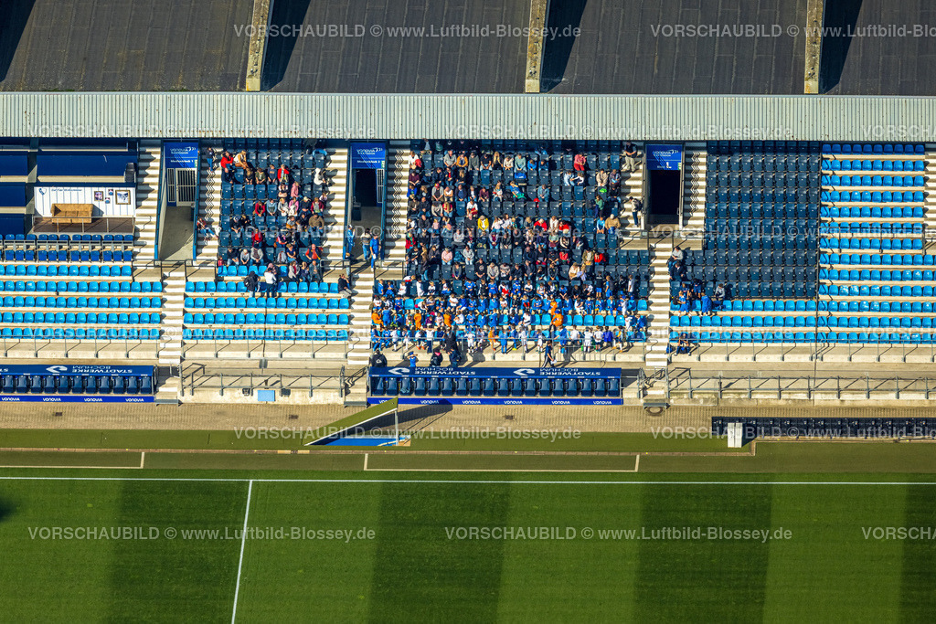 Bochum241016526 | Luftbild, Vonovia Ruhrstadion Fußballstadion und Bundesligastadion des VfL Bochum 1848, Tribüne und vereinzelte Zuschauer, Grumme, Bochum, Ruhrgebiet, Nordrhein-Westfalen, Deutschland