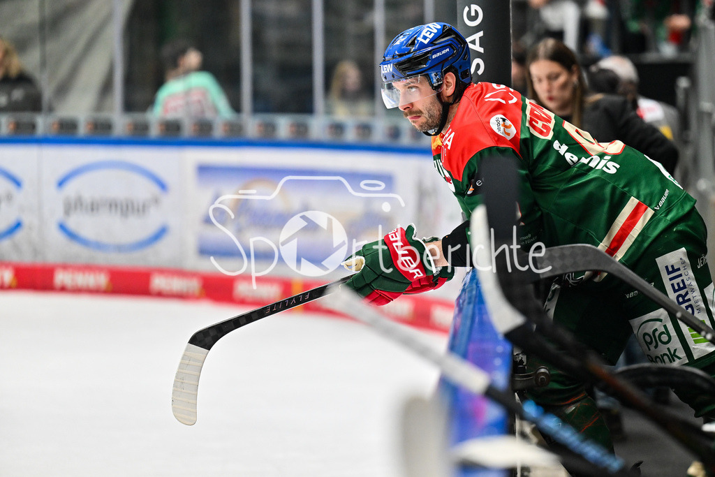 Augsburger Panther - EHC RB München | aUGSBURG, DEUTSCHLAND - 27. FEBRUAR: im Bild Joseph CRAMAROSSA (Augsburger Panther 92) mit Schmerzen / Einzelfoto / Freisteller während dem Match zwischen den Augsburger Panthern und dem EHC RB München am 46. Spieltag der Penny DEL im Curt Frenzel Stadion
