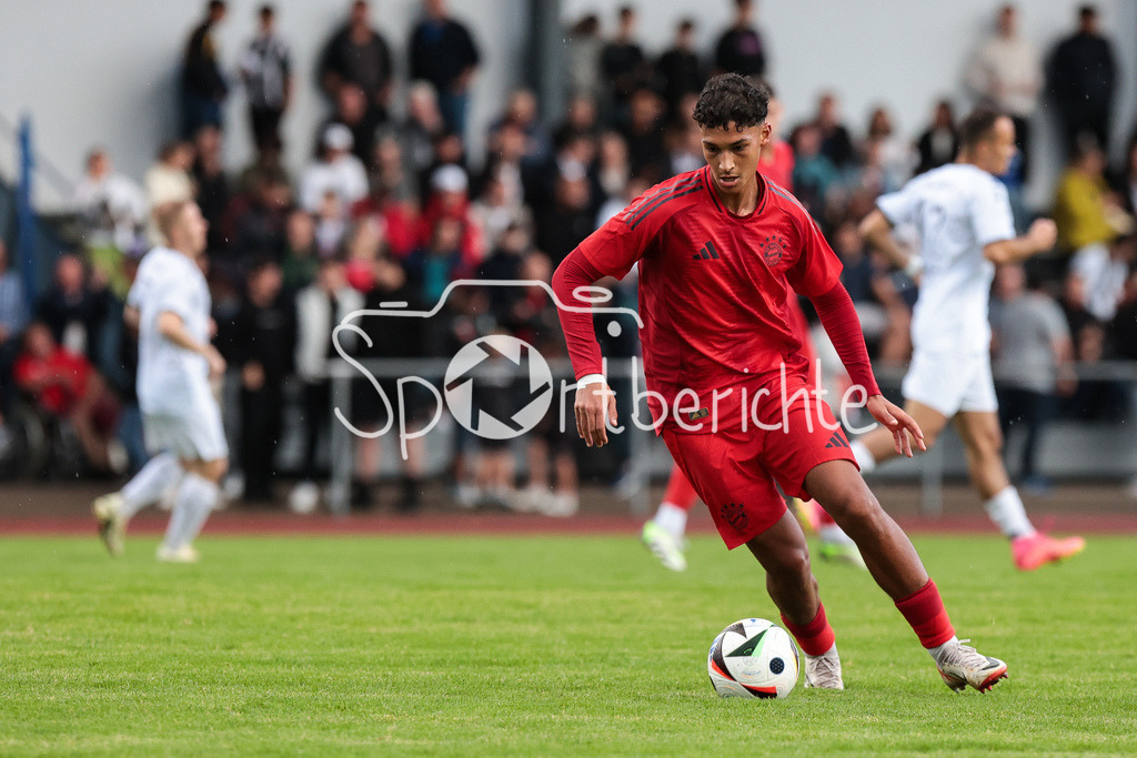 SSV Dillingen - FC Bayern Amateure | am Ball Yousef QASHI (FCB #17) / Freisteller / Einzelfoto