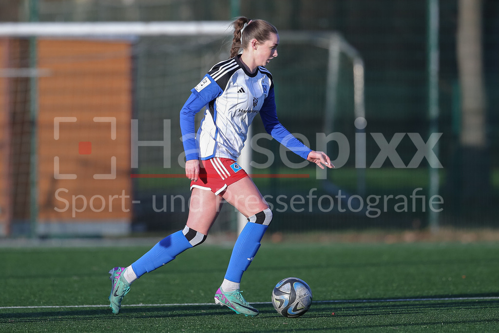 Fussball, Testspiel Frauen, Hamburger SV - Kolding IF | v.li.: Merle Kirschstein (Hambruger SV , 25) am Ball, Freisteller, Einzelbild, Ganzkörper, Aktion, Action, Spielszene
