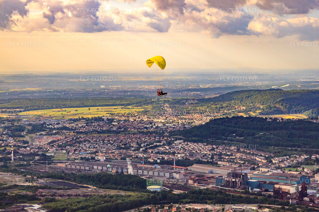 Vue aérienne: Paramoteur via Aciérie d'Hayange, ARCELORMITTAL à le quartier Faubourg Sainte-Catherine Pâtur in Hayange dans le département Moselle, France.Photo: IMG_50530.jpg prise le 23/06/2012 par Werner Riehm/FLY-FOTO.euRésolution de l'original: 4752 x 3168 px