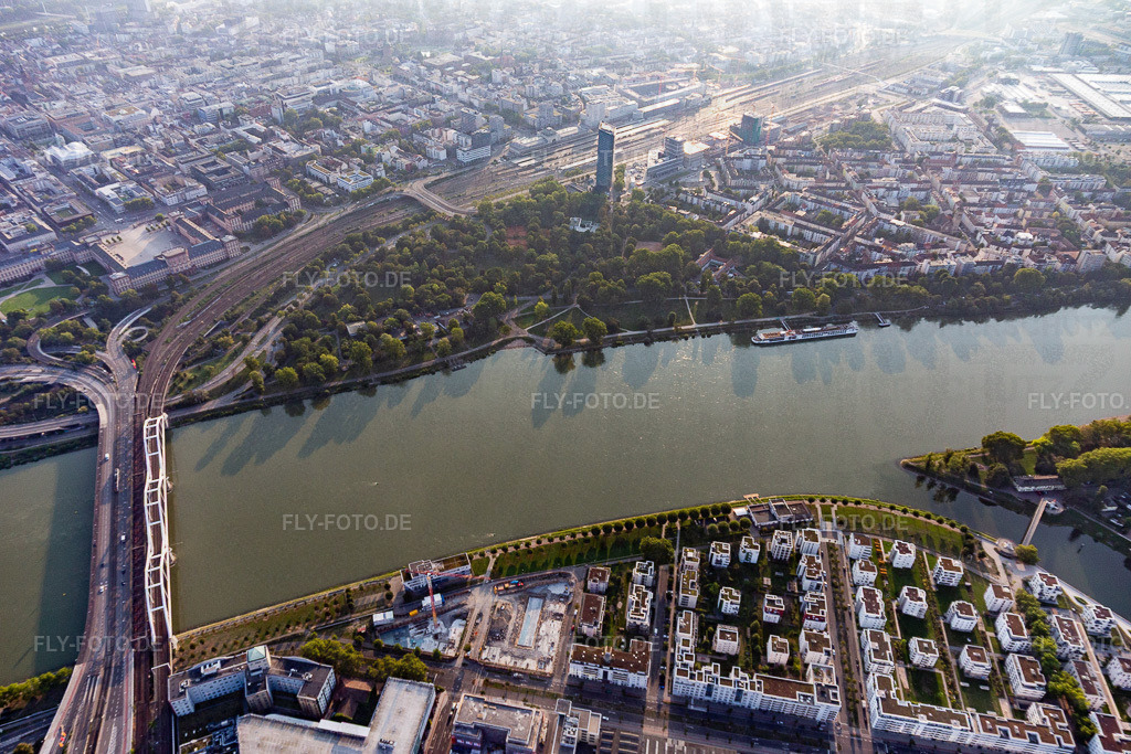 Fluß - Brückenbauwerk der Konradadenauerbrücke für Bahn und B37 über den Rhein am Rhein | Luftbild: Fluß - Brückenbauwerk der Konradadenauerbrücke für Bahn und B37 über den Rhein am Rhein im Ortsteil Süd in Ludwigshafen im Bundesland Rheinland-Pfalz in Deutschland. Foto: IMG_116908.jpg vom 25.08.2019 durch Werner Riehm/FLY-FOTO.de - Realisiert mit Pictrs.com