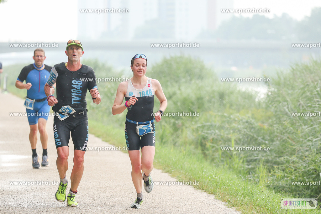 LUR_1154 | 34. M-net Erlanger Triathlon 2025 #erlangertriathlon  #mnettriathlon2025 #mnettriathlon #team #olympischedistanz #mitteldistanz #triathlon #maindonaukanal  #erlangertriathlon2025 #yourpictrs #tv1848 #tv1848erlangen  #triathlonbayern #sportinerlangen #demsportverbunden #sportshot_your_pictrs Copyright: www.sportshot.de