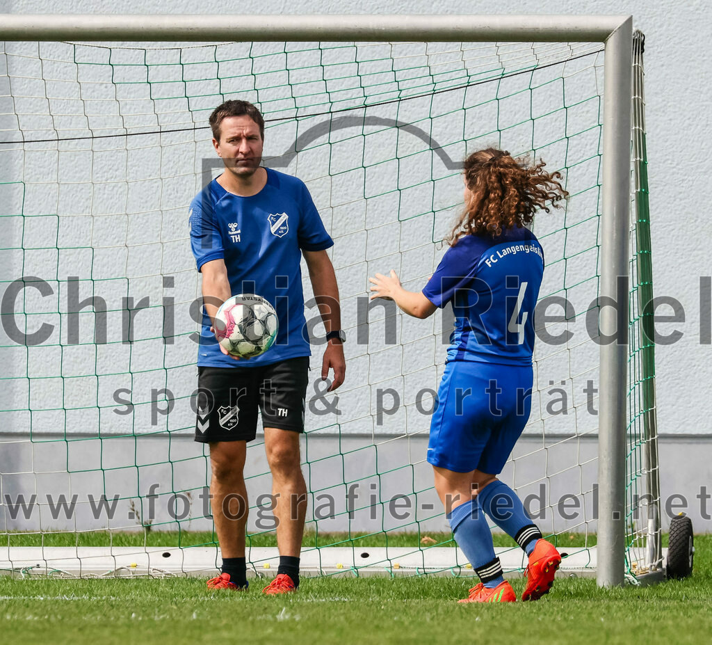 2023-09-03_123_Teamware_Cup_2023 | Oberding, Deutschland, 03.09.2023:
Fußball, TS Teamwear Cup 2023, Vorrunde, FC Schwaig gegen FC Langengeisling, Endergebnis: 

Foto: Christian Riedel / fotografie-riedel.net