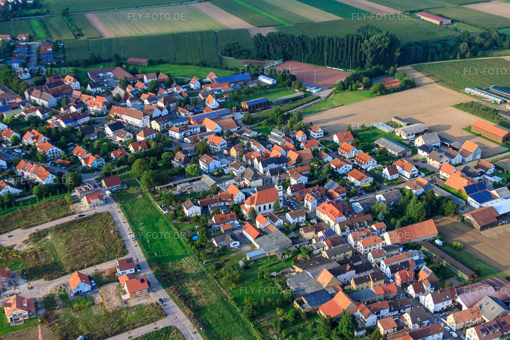 Luftbild: Mörlheimer Hauptstr im Ortsteil Mörlheim in Landau im Bundesland Rheinland-Pfalz in Deutschland. Foto: IMG_33159.jpg vom 04.09.2010 durch Werner Riehm/FLY-FOTO.de