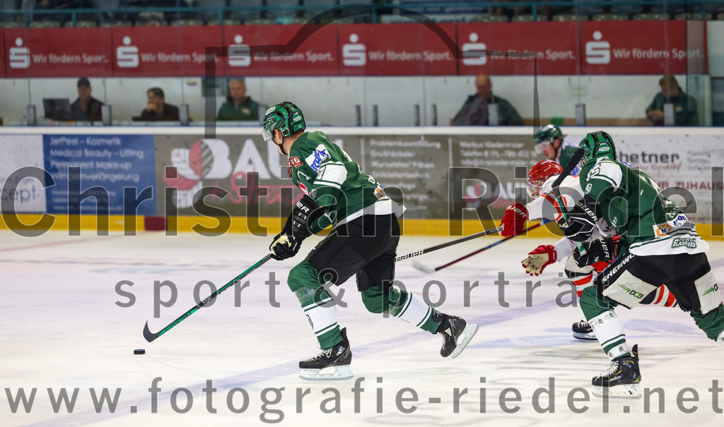 2023-09-10_106_TSV_Erding_gegen_EHC_Klostersee | Erding, Deutschland, 10.09.2023:
Eishockey, Bayernliga 2023 / 2024, Testspiel, TSV Erding gegen EHC Klostersee, Endergebnis: 10:1

Elia Ostwald (Erding Gladiators, #17)

Foto: Christian Riedel / fotografie-riedel.net
