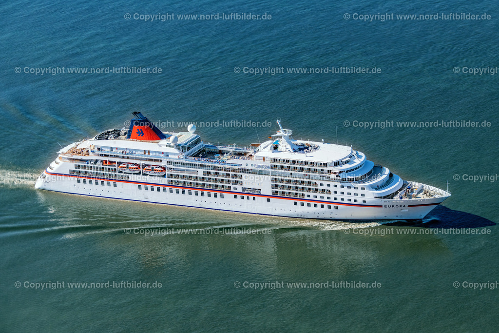 Ms_Europa_Kreuzfahrtschiff_Hapag_Lloyd_ELS_7107130822 | KOLLMAR 13.08.2022 Kreuzfahrt- Passagier- und Fahrgast- Schiff " MS Europa Hapag Lloyd " in Kollmar im Bundesland Schleswig-Holstein, Deutschland. // Cruise and passenger ship " MS Europa Hapag Lloyd " in Kollmar in the state Schleswig-Holstein, Germany. Foto: Martin Elsen