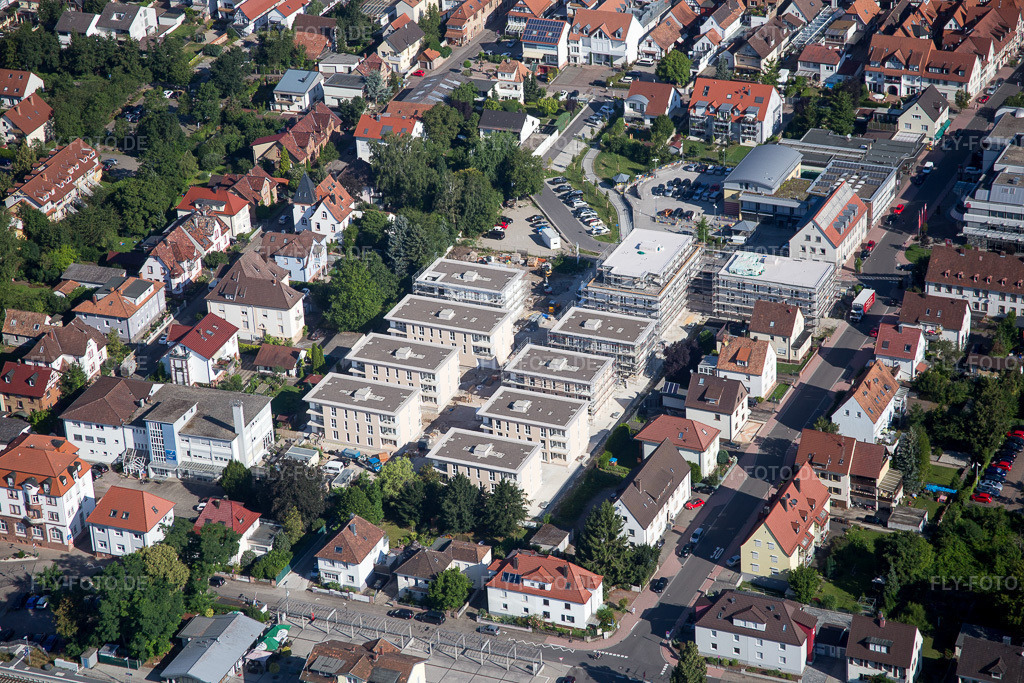 Luftbild: Gebäude- Ensemble- Baustellen zum Neubau eines Stadtquartiers 'Im Stadtkern' in Kandel im Bundesland Rheinland-Pfalz in Deutschland. Foto: IMG_092569.jpg vom 01.08.2016 durch Werner Riehm/FLY-FOTO.de
