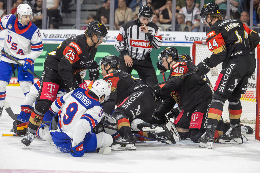 Eishockey-Länderspiel Deutschland gegen USA in Mannheim (letztes Vorbereitungsspiel vor der WM in der Schweiz) | Eishockey-Länderspiel Deutschland gegen USA in Mannheim (letztes Vorbereitungsspiel vor der WM in der Schweiz)***Riesige Chance für die USA, aber die Verteidigung der deutschen Mannschaft wirft alles rein - Realisiert mit Pictrs.com
