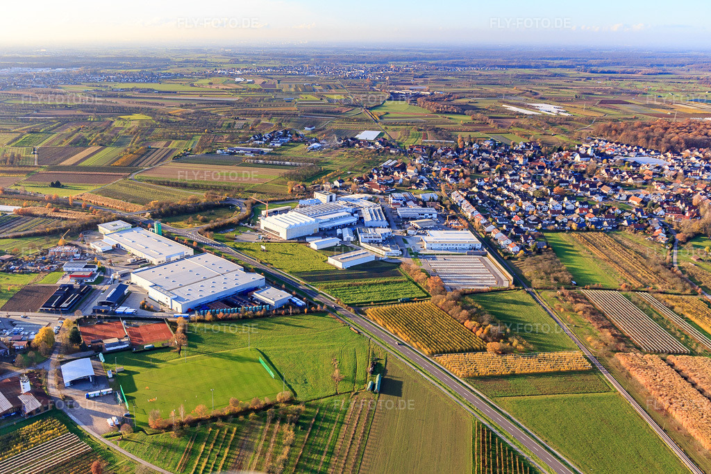 Luftbild: Industriegebiet beidseits der B28 mit Logistikzentrum Peterstaler Mineralquellen GmbH, HELIA Ladenbau GmbH, Siebdruck Service Welle GmbH und KUBEA-Lüben GmbH im Ortsteil Zusenhofen in Oberkirch im Bundesland Baden-Württemberg in Deutschland.Foto: IMG_119936.jpg vom 30.11.2019 durch Werner Riehm/FLY-FOTO.dePeterstaler - Pures Wasser. Purer SchwarzwaldHELIA Ladenbau GmbH - Lösungen für Objekteinrichtungen - HELIA Ladenbau GmbH - Lösungen für ObjekteinrichtungenWerbetechnik Großhandel & Fachhandel * Welle OberkirchWWW.KUBEA-LUEBEN.DE