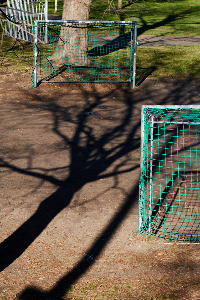 Spielplatz mit zwei Fussballtoren | Wien, Austria - February 24, 2022: Spielplatz mit zwei Fussballtoren. - Realisiert mit Pictrs.com
