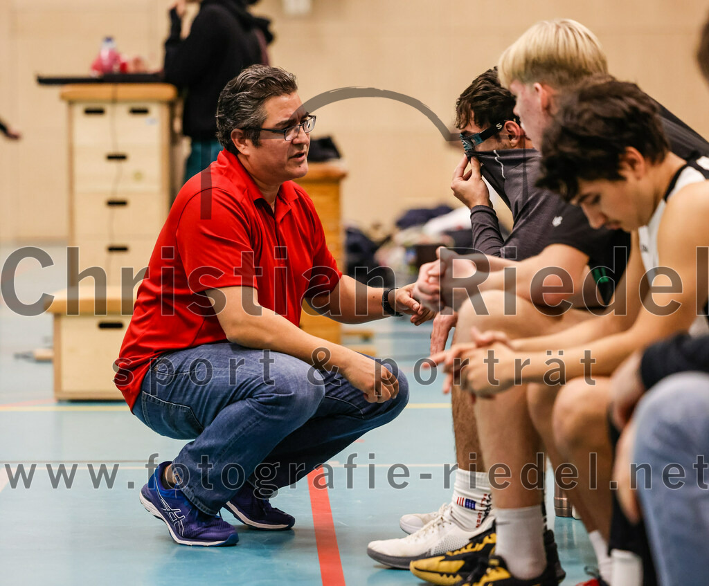 2022-12-03_052_TSV_Vaterstetten_gegen_TG_Landshut | Vaterstetten, Deutschland, 03.12.2022:
Basketball, Bayernliga Herren Südost 2022 / 2023, 7. Spieltag, TSV Vaterstetten gegen TG Landshut, Endergebnis: 71:78

Trainer Daniel Paz (TSV Vaterstetten)

Foto: Christian Riedel / fotografie-riedel.net