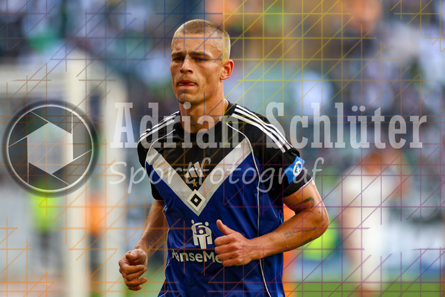 Borussia Mönchengladbach vs Hamburger SV - Bundesliga  | Mönchengladbach, Deutschland, 24.08.25:   Miro Muheim (Hamburger SV) schaut waehrend des Spiels der Bundesliga zwischen Borussia Mönchengladbach vs Hamburger SV im Stadion im Borussia Park(Foto von Brauer-Fotoagentur / Adrian Schlueter)