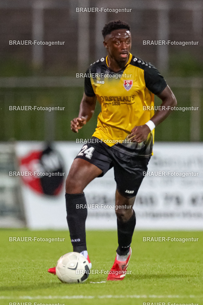 SB_KFCBAU_20250815_5707.JPG -  - KFC Uerdingen - SF Baumberg - Oberliga Niederrhein | Krefeld, Deutschland, 15.08.25: Kingsley Helmut Marcinek (KFC Uerdingen) in Aktion, am Ball, Einzelaktion während des Oberliga Niederrhein Spiels zwischen KFC Uerdingen - SF Baumberg in der Grotenburg Stadion am 15. August 2025 in Krefeld, Deutschland. (Foto von Stefan Brauer/Brauer-Fotoagentur)