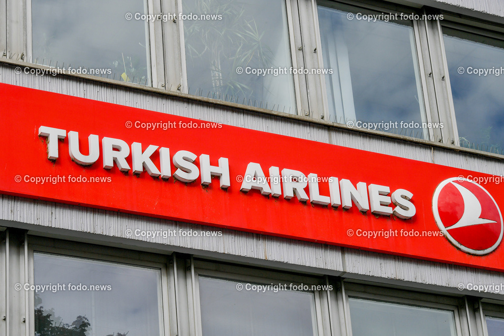 Deutschland_ Baden-Wuerttemberg_ Stuttgart_ 25.10.2025-22 | 25.10.2025, Deutschland, GER, Baden-Wuerttemberg, Stuttgart, im Bild Themenbild, Turkish Airlines, Schriftzug, rotes Schild, Gebauude, Außenaufnahme, Logo, Fluggesellschaft, Großbuchstaben, Fenster, Stadt, Werbung, Reklame, Stadtansichten, Feature, Symbolbild 