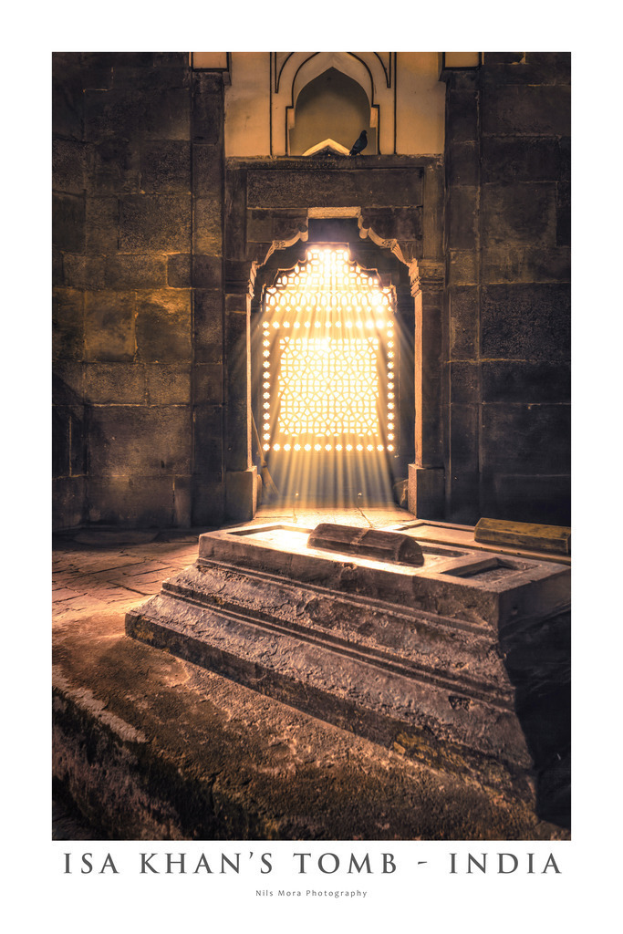 Isa Khan's Tomb - India | Isa Khan was a nobleman of the Sur dynasty, which ruled northern India in the 16th century. His mausoleum stands in one of Delhi's large parks. As I stepped inside the imposing building for a brief moment, the light of the sun shone impressively through the jali window onto the tomb. Above the window sat a dove watching me. - Realisiert mit Pictrs.com