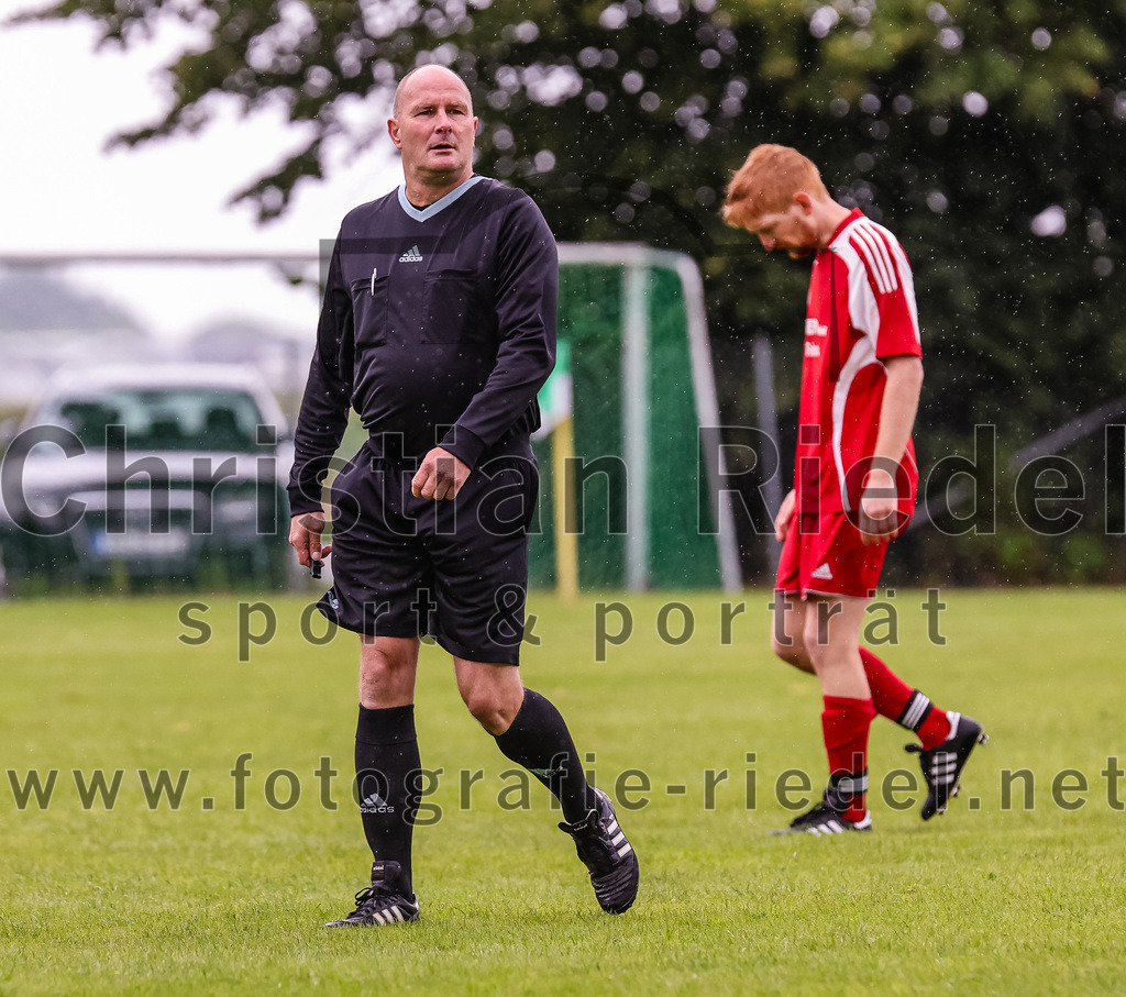 2023-08-06_020_SpVgg_Neuching_gegen_SG_Hoerlkofen-Woerth | Neuching, Deutschland, 06.08.2023:
Fußball, A-Klasse 2023 / 2024, 1. Spieltag, SpVgg Neuching gegen SG Hörlkofen/Wörth, Endergebnis: 0:0

Schiedsrichter Knut Friedrich

Foto: Christian Riedel / fotografie-riedel.net