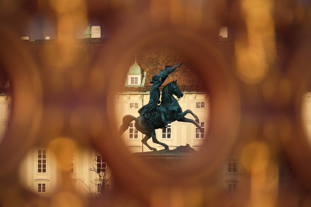 Blick auf das Erzherzog-Carl-Reiterdenkmal | Wien, Austria - November 18, 2025: Blick durch einen Zaum auf das Erzherzog-Carl-Reiterdenkmal. - Realisiert mit Pictrs.com