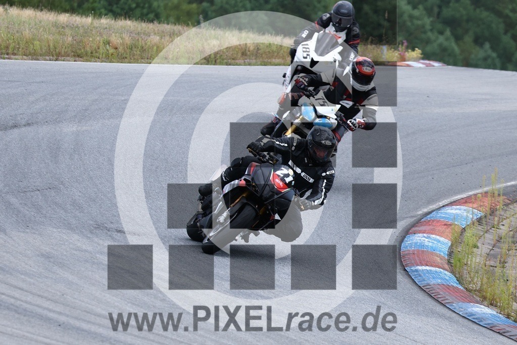 0185-20240805_03075 | Schöne Erinnerungen an spannende Momente - das festzuhalten ist unser Job. PIXELrace.de ist seit 2003 auf den Rennstrecken Europas unterwegs um die Action draußen beim Fahren und die wunderbare Stimmung imm Fahrerlager für euch einzufangen.