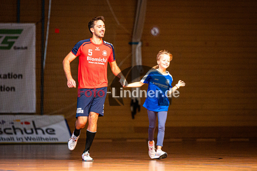 TSV Weiheim gegen SG Kaufbeuren/Neugablonz | Bezirksoberliga Handball Herren 2025/26, TSV Weiheim gegen SG Kaufbeuren/Neugablonz, 20251004,Einlauf,2025-10-04 in Weilheim (Jahnhalle)Copyright: WolfgangxLindner