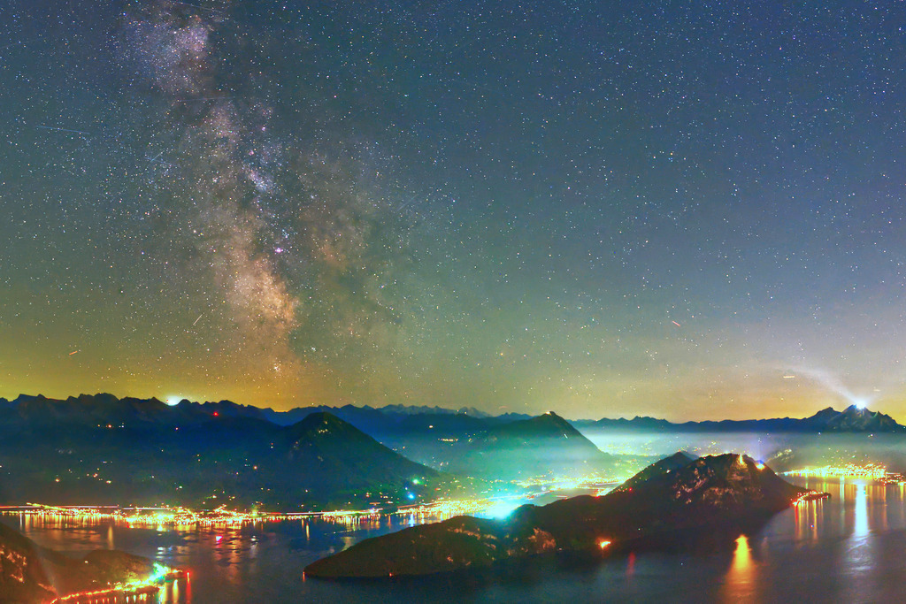 Milchstrasse über dem Vierwaldstättersee | In diesem Shop werden vorwiegend künstlerisch hochstehende Aufnahmen aus dem Bereich der Naturfotografie zum Verkauf angeboten. - In this store mainly artistic high quality shots from the field of nature photography are offered for sale. - Realisiert mit Pictrs.com