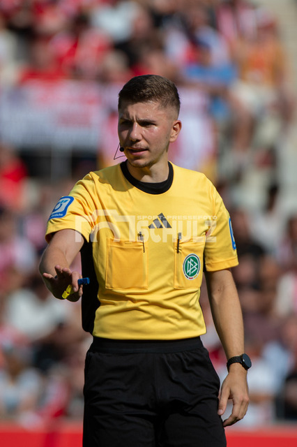 20250920schulz021 | 20.09.2025 Fußball: 3. Liga 7. Spieltag Rot-Weiss Essen - Hansa Rostock, Stadion an der Hafenstraße, Felix Wagner (Schiedsrichter) - Realisiert mit Pictrs.com