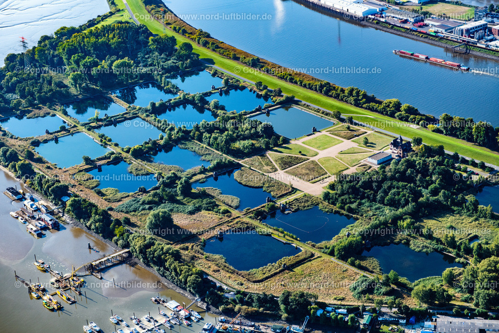 Hamburg_Kaltehofe_Elbinsel_ELS_3666220922 | HAMBURG 22.09.2022 Industrie- Denkmal der stillgelegten technischen Anlagen und Produktionshallen des Geländes der "Wasserkunst Elbinsel Kaltehofe" an derk Billwerder Bucht an der Straße Kaltehofe-Hauptdeich in Hamburg, Deutschland. Weiterführende Informationen bei: HPA Hamburg Port Authority,  Stiftung Wasserkunst Elbinsel Kaltehofe. // Industrial monument of the technical plants and production halls of the premises of "Wasserkunst Elbinsel Kaltehofe" at the barrage Billwerder Bucht on street Kaltehofe-Hauptdeich in Hamburg, Germany. Further information at: HPA Hamburg Port Authority,  Stiftung Wasserkunst Elbinsel Kaltehofe. Foto: Martin Elsen