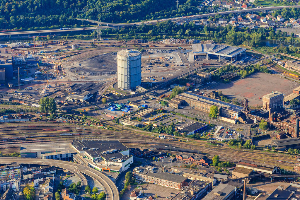 Luftbild: Gasometer zur Speicherung von Konvertergas auf dem Werksgelände der Saarstahl in Völklingen im Bundesland Saarland in Deutschland. Foto: IMG_149838.jpg vom 07.09.2025 durch Werner Riehm/FLY-FOTO.de