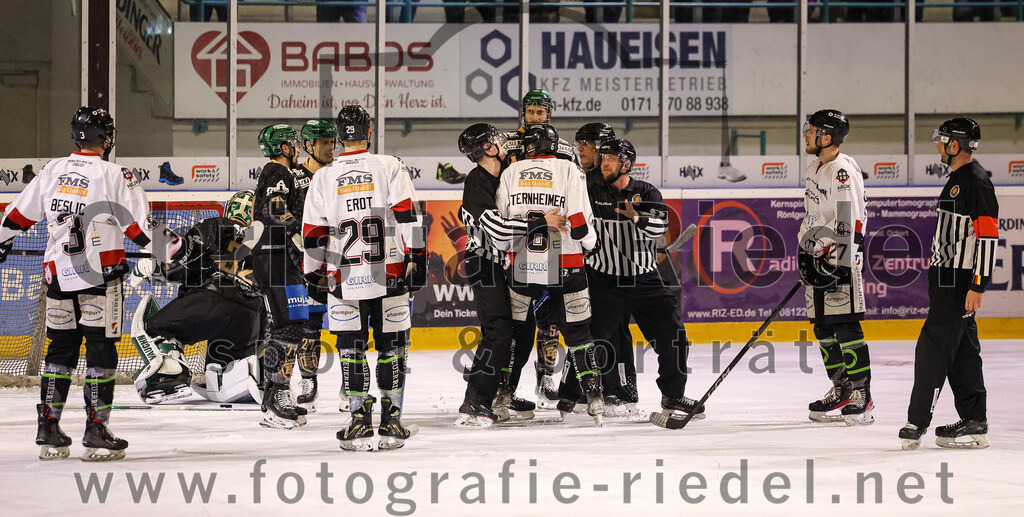2024-03-08_132_TSV_Erding_gegen_EHC_Koenigsbrunn | Erding, Deutschland, 08.03.2024:
Eishockey, Bayernliga Playoffs 2023 / 2024, 1. Spieltag, TSV Erding gegen EHC Königsbrunn, Endergebnis: 3:0

Torwart Dimitri Pätzold (Erding Gladiators, #32), Philipp Michl (Erding Gladiators, #77), Mark Waldhausen (Erding Gladiators, #27), Dominic Erdt (EHC Königsbrunn, #29), Marco Sternheimer (EHC Königsbrunn, #6), Toms Prokopovics (EHC Königsbrunn, #27)

Foto: Christian Riedel / fotografie-riedel.net