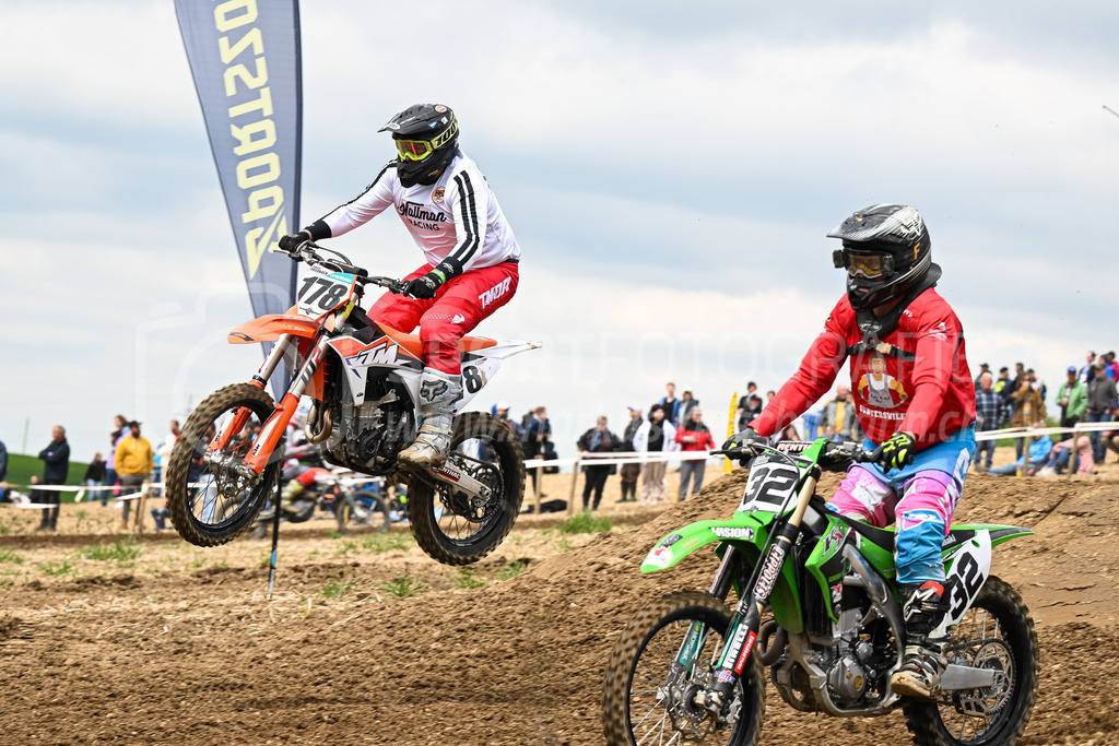 Motocross Schlatt bei Winterthur - 30. April 2023 | #178 Thierbach Enrico aus Beringen (CH) auf Honda CRF 450 R und #32 Scheiben Raphael aus Lamperswil (CH) auf Honda CR 500 in der Kategorie Senioren am Motocross Schlatt bei Winterthur, 30. April 2023. 
Instagram: @mx_schlatt | @mc_wila | @sam_schweiz
Bild: Sportfotografie Markus Aeschimann | www.markus-aeschimann.ch - Realisiert mit Pictrs.com
