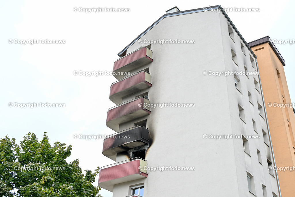 Voecklabruck_ Brandstelle Hochhaus_ 08.07.2024-2 | 08.07.2024, Voecklabruck, AUT, Brandstelle Hochhaus, im Bild Brandherd, Wohnung, Balkon, 4. Stock