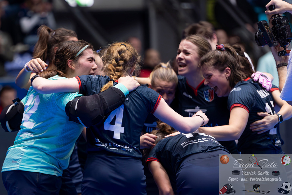 Volvo E.R.B. Final 4 Halbfinale Frauen: Der Club an der Alster - Berlienr HC, 25.01.2025 | Amelie Schwarzkopf (Berliner HC #42) &amp; Johanna Franz (Berliner HC #4) &amp; Pahila Arnold (Berliner HC #25) juebln, Der Club an der Alster - Berlienr HC, Frankfurt, Süwag Arena, 25.1.2025 - Realisiert mit Pictrs.com