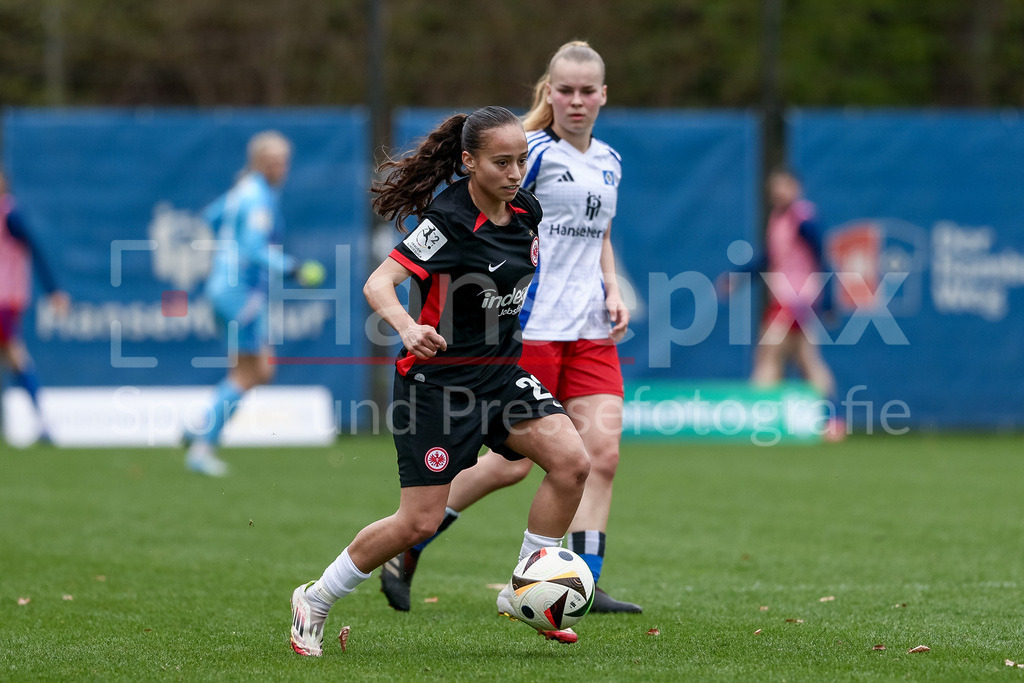 Fussball, 2. Frauen-Bundesliga, Hamburger SV - Eintracht Frankfurt II | v.li.: Ela Demirbas (Eintracht Frankfurt II, 22) am Ball, Einzelbild, Ganzkörper, Aktion, Action, Spielszene, DIE DFB-RICHTLINIEN UNTERSAGEN JEGLICHE NUTZUNG VON FOTOS ALS SEQUENZBILDER UND/ODER VIDEOÄHNLICHE FOTOSTRECKEN. DFB REGULATIONS PROHIBIT ANY USE OF PHOTOGRAPHS AS IMAGE SEQUENCES AND/OR QUASI-VIDEO.