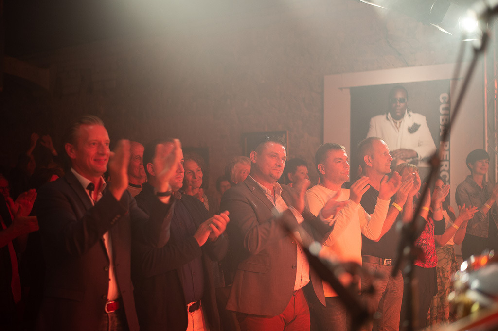 Tango meets Cuba | Tango meets Cuba mit den Klazz Brothers & Cuba Percussion im Forte Belvedere Leisnig zum Festival Hallo Leisnig 2022. - Realisiert mit Pictrs.com