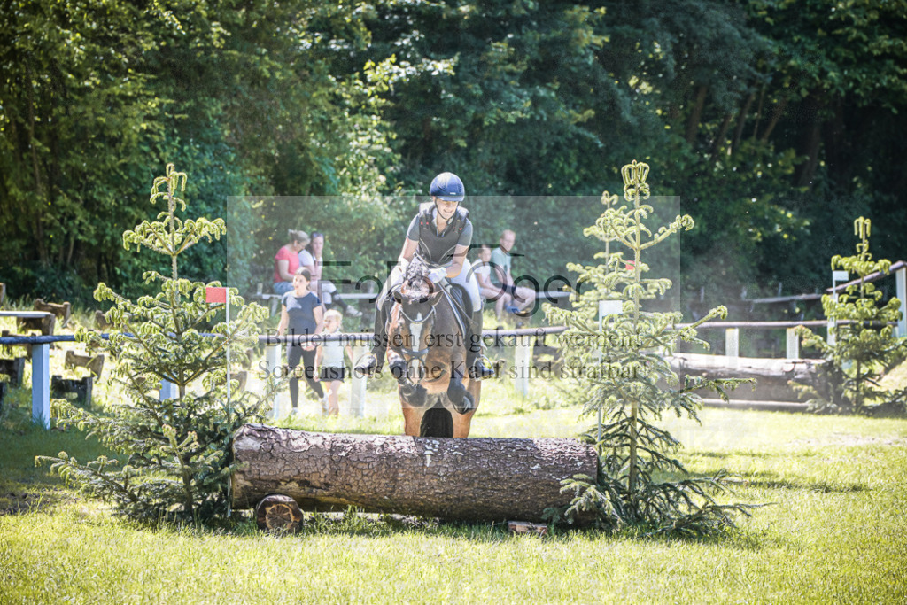DOS_6398 | Entdecke hochwertige Reitturnierfotos von Foto Oger. Professionell, emotional und authentisch – jetzt Lieblingsmomente im Shop bestellen.Deutschlandweite Turnierfotografie. - Realisiert mit Pictrs.com