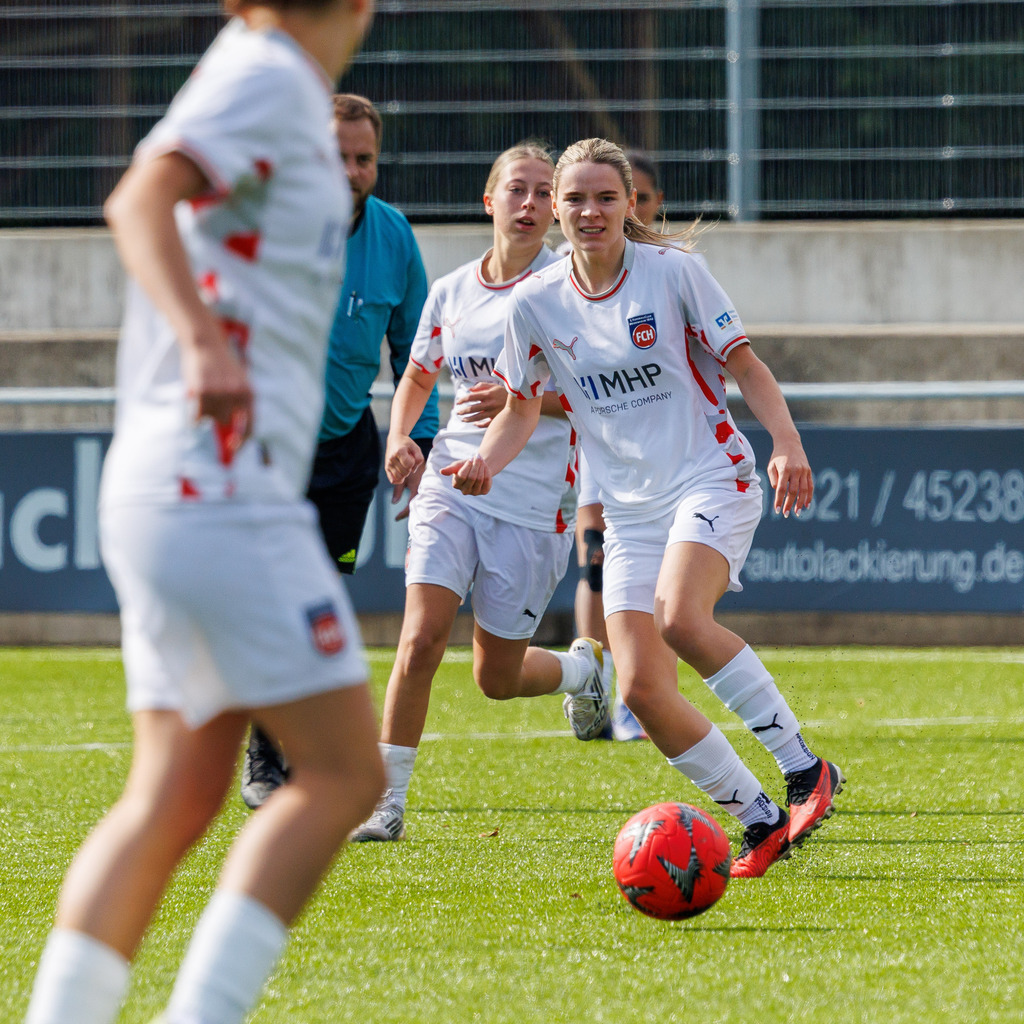 FCHHÜT_251003_4653 | 1.FC Heidenheim 1846 II vs. TSV Hüttlingen, Fußball, Frauen, Bezirkspokal, 2025/2026, 1.Runde, 03.10.2025 in Mergelstetten, Sportplatz 2(Foto: Michael Bulling) - Realisiert mit Pictrs.com