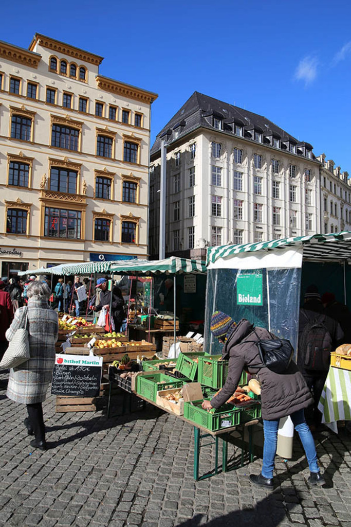 Foto: Leipzig - Wochenmarkt in der Innenstadt | Das Team hinter BILDLEXIKON LEIPZIG bündelt historische wie aktuelle Informationen über die Stadt Leipzig in Text und Bild auf einer Plattform und stellt diese der interessierten Öffentlichkeit zur Verfügung.