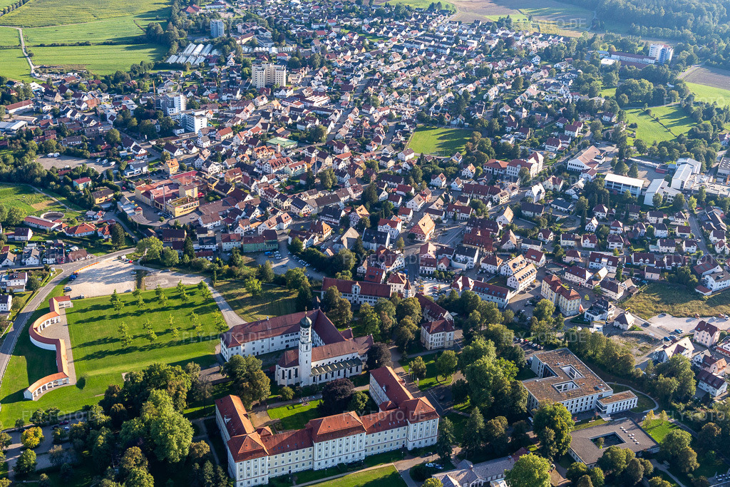 Luftbild: Gebäudekomplex des Klosters im Ortsteil Roppertsweiler in Bad Schussenried im Bundesland Baden-Württemberg in Deutschland. Foto: IMG_128847.jpg vom 03.09.2021 durch Werner Riehm/FLY-FOTO.de