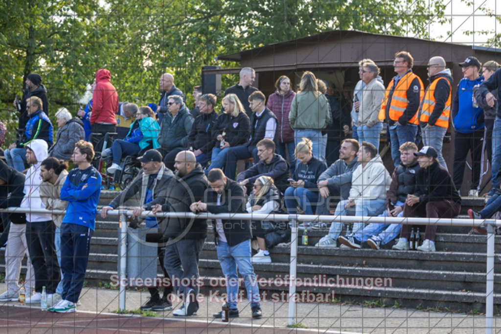 20250928_163459_0266 | #,TSG Salach (weiß) vs. TSV Berkheim (blau), Fußball, Bezirksliga - Bezirk Neckar/Fils, 06. Spieltag, Saison 2025/2026, Kunstrasensportplatz, Staufenecker Straße, 73084 Salach, 28.09.2025 - 15:00 Uhr,Foto: PhotoPeet-Sportfotografie/Peter Harich